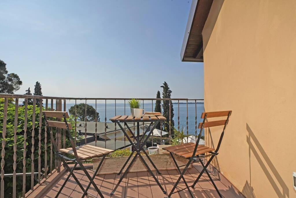加尔多内-里维耶拉Fasano home with terrace and Lake view的阳台配有桌椅