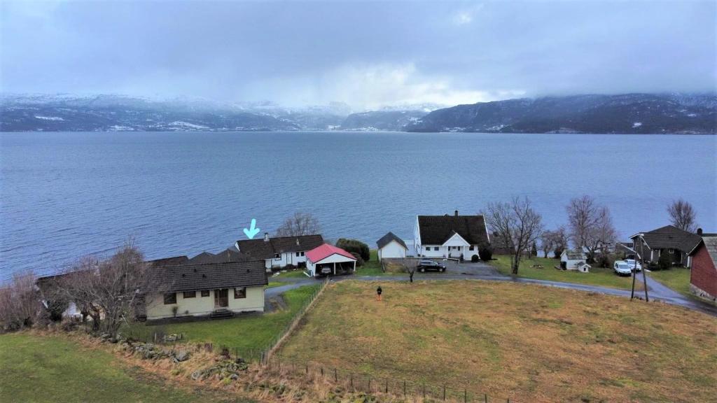 RøyrvikFjord side apartment的山丘上的村庄,靠近一大片水体