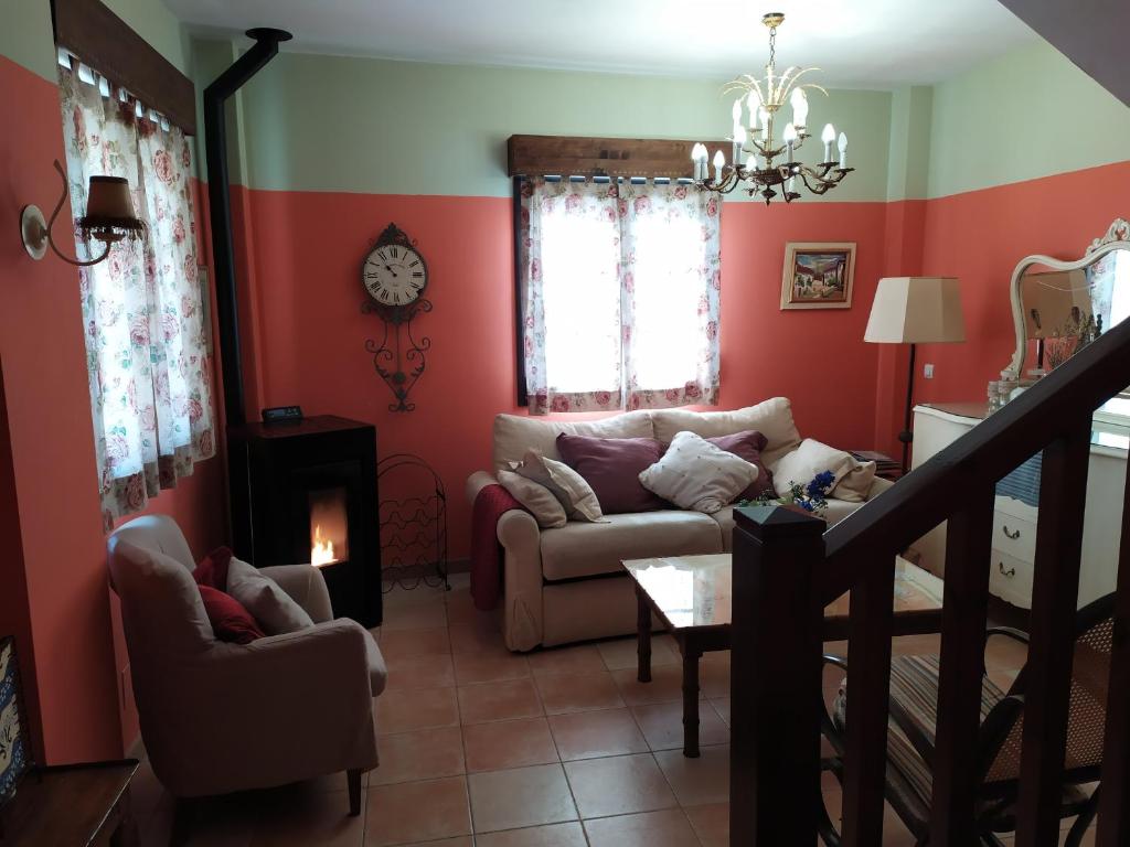 卡斯特里略戴尔瓦尔CAMINO DE ATAPUERCA的客厅设有红色的墙壁和沙发