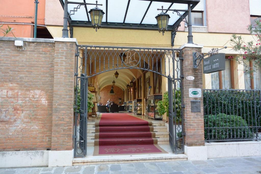 威尼斯贝里亚缇酒店的红地毯建筑的入口