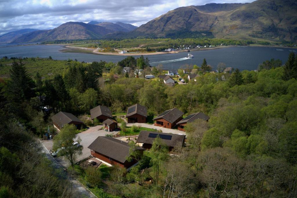 奥尼赫Birchbrae Highland Lodges的享有湖景和山景的度假屋的空中景致