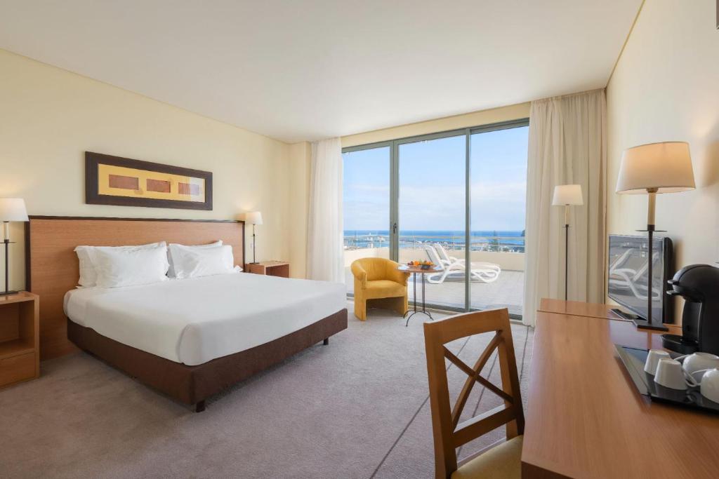 蓬塔德尔加达圣米格尔公园酒店的酒店客房设有一张床,享有海景。