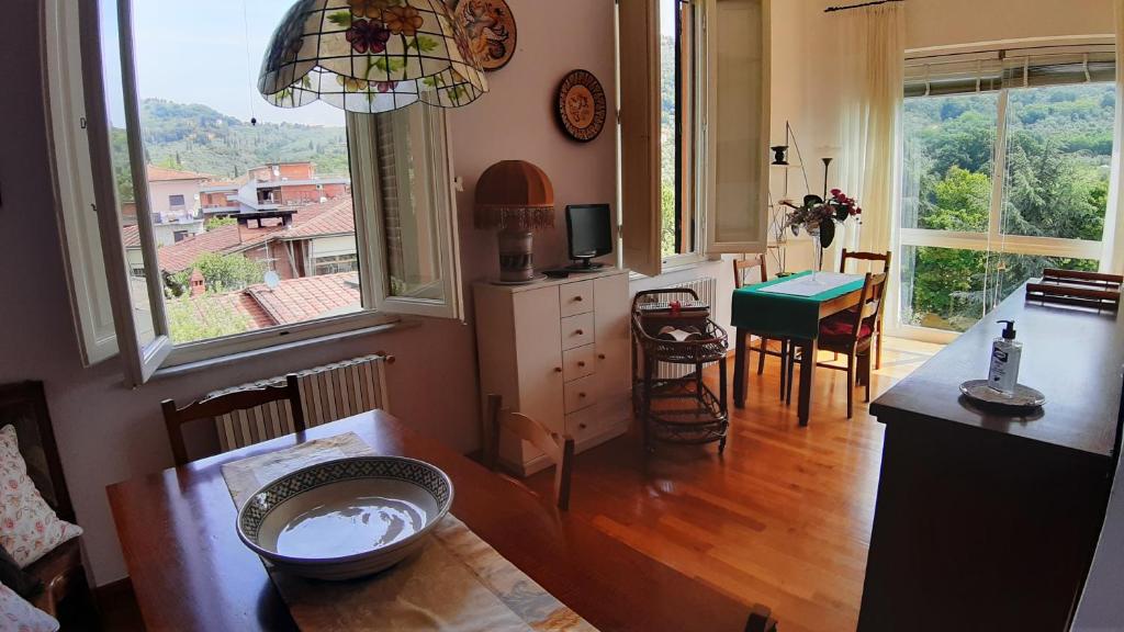 蒙特卡蒂尼泰尔梅Appartamento BELVEDERE的厨房配有柜台、桌子和一些窗户