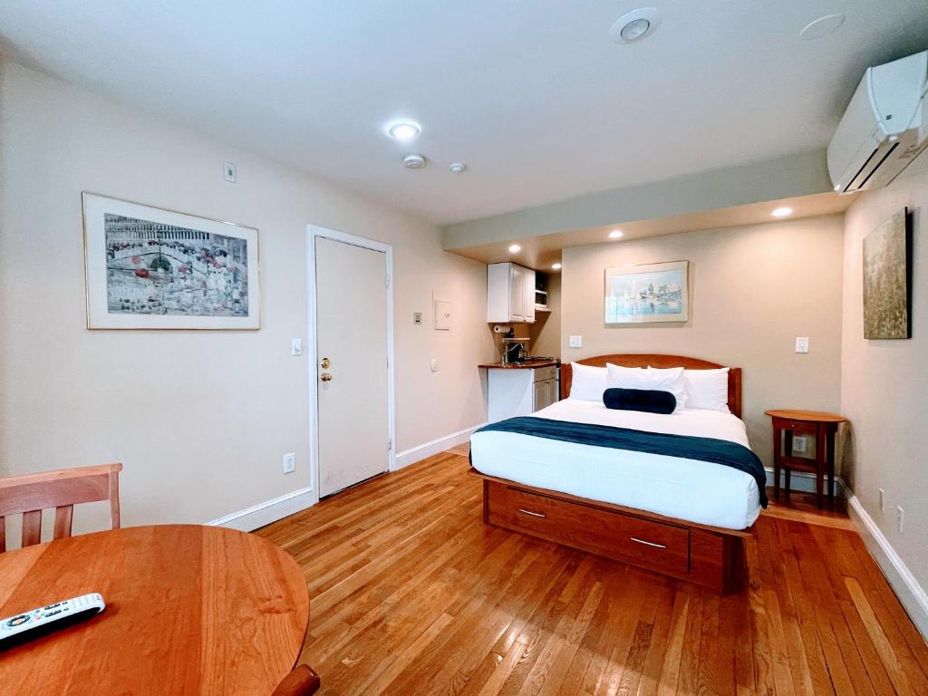 波士顿Copley House Extended Stay的一间卧室配有一张床和一张桌子