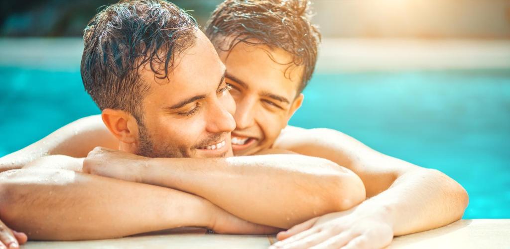 佩梅纳德La Connexion, Gay Men Only的男人和女人在游泳池里拥抱