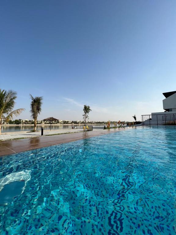 拉斯阿尔卡麦Relaxing villa with access to pool and beach的海滩旁的大型蓝色游泳池