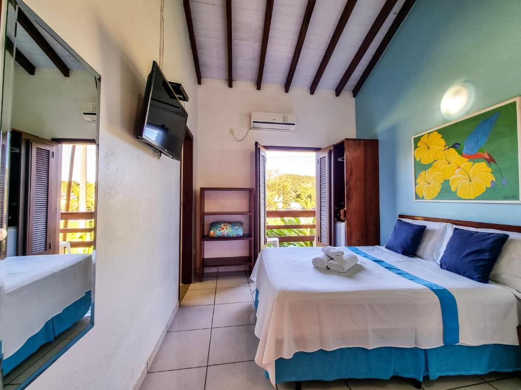 特林达德普萨达卡恰达科酒店的一间卧室配有两张床和一台电视。