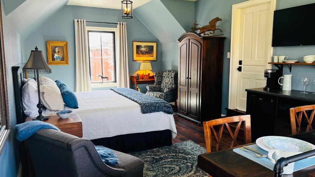 斯特拉福德Stone's Throw Stratford的一间卧室配有一张床、一把椅子和一张桌子