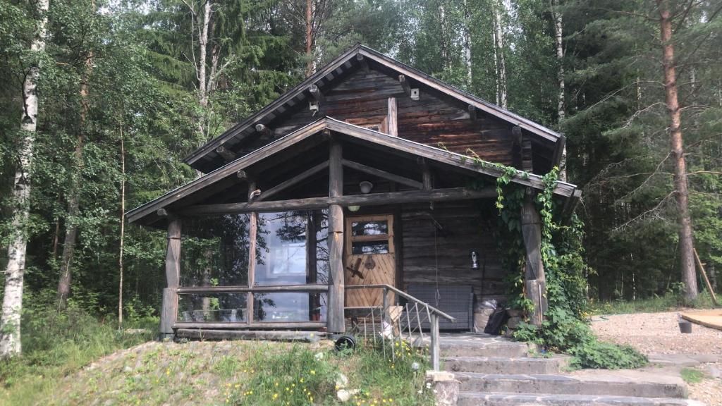 OutokumpuKönölä的森林中间的小木屋