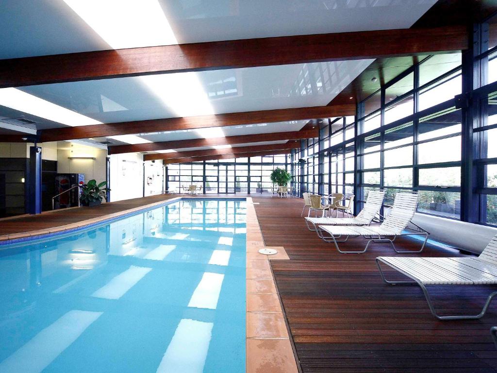 诺富特堪培拉酒店内部或周边的泳池