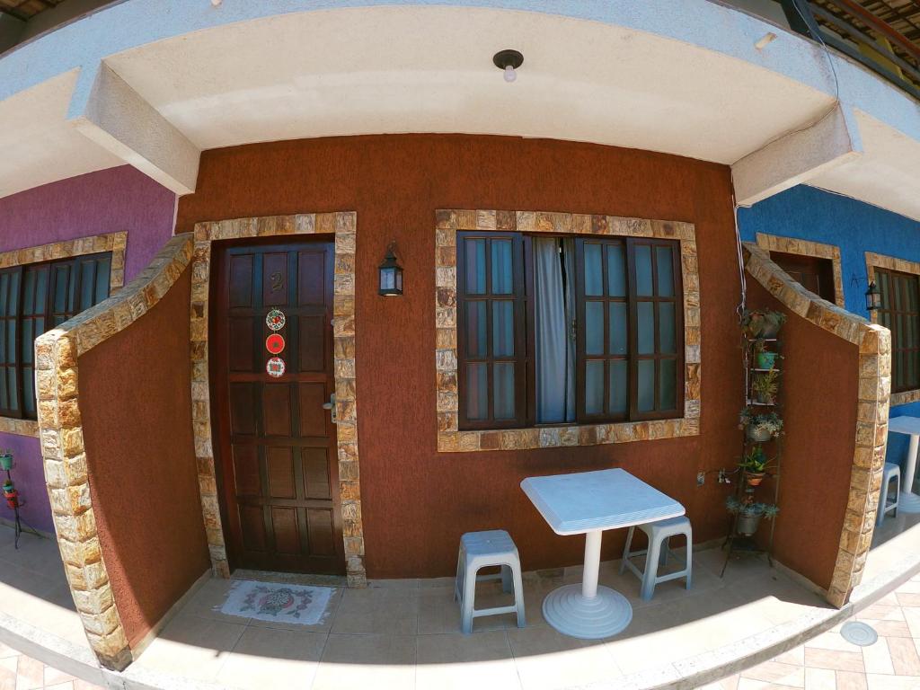 里约达欧特拉斯Vila da Drika的两扇门和两个凳子的房子模型