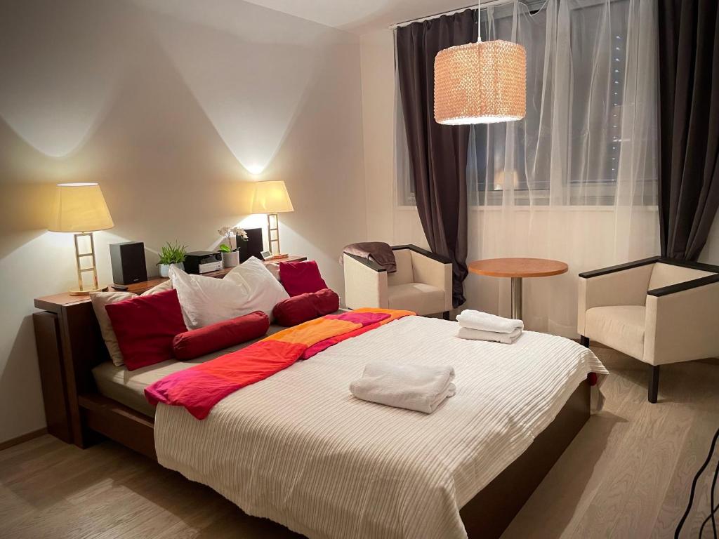 布拉格Harfa Apartment 30的一间卧室配有一张大床和两条毛巾