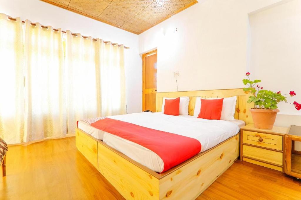 列城Semskit Guest House的一间卧室配有一张带红色枕头的木床。