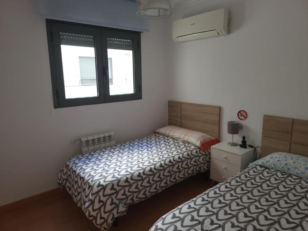 瓦伦西亚BioPark Home Valencia的一间卧室设有两张床和窗户。
