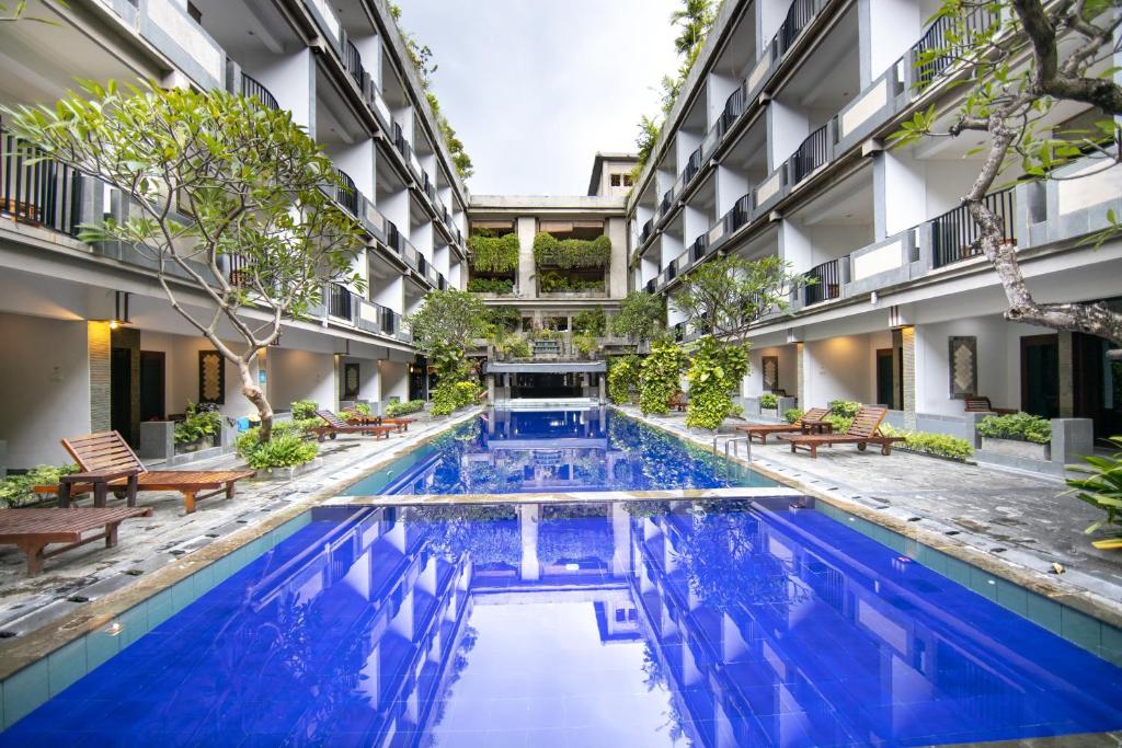 勒吉安Champlung Mas Hotel Legian, Kuta的一座建筑物中央的游泳池