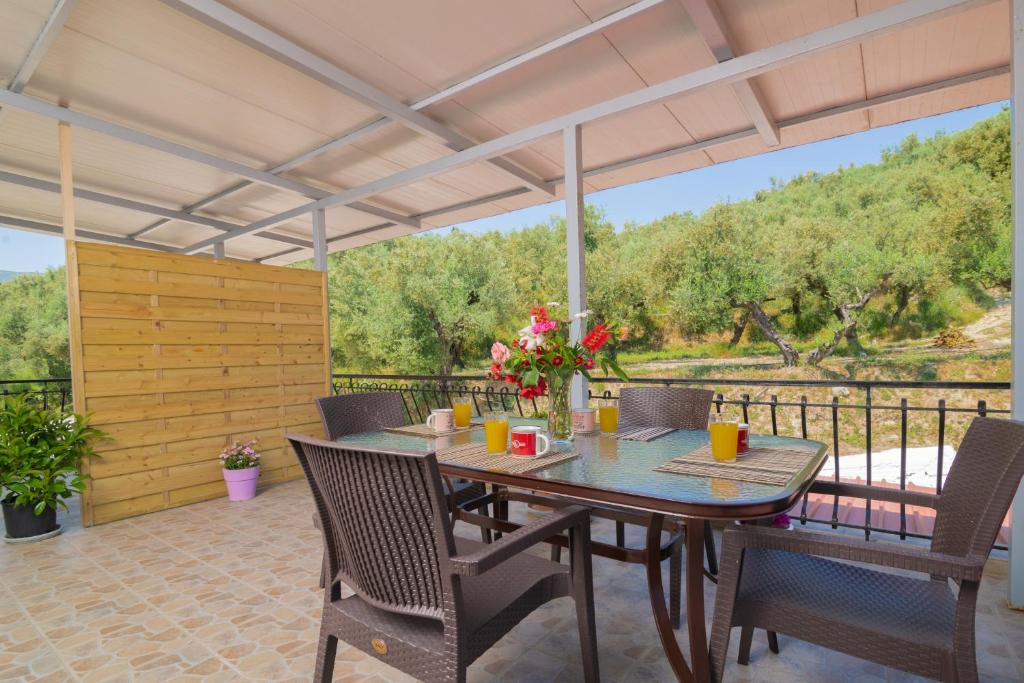 阿利卡纳斯Arokaria apartment的一个带桌椅和围栏的庭院