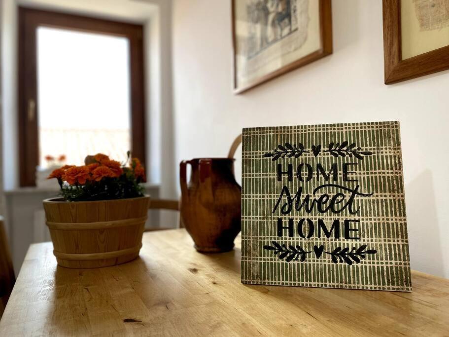 AviglianoLa Casa dei Nonni的一张桌子,上面有写着甜食有阳光的标语