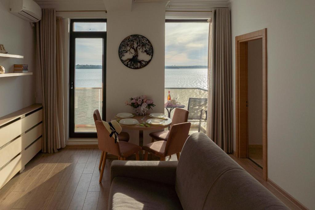 马马亚Apartament Le Bonheur的客厅配有沙发和桌椅