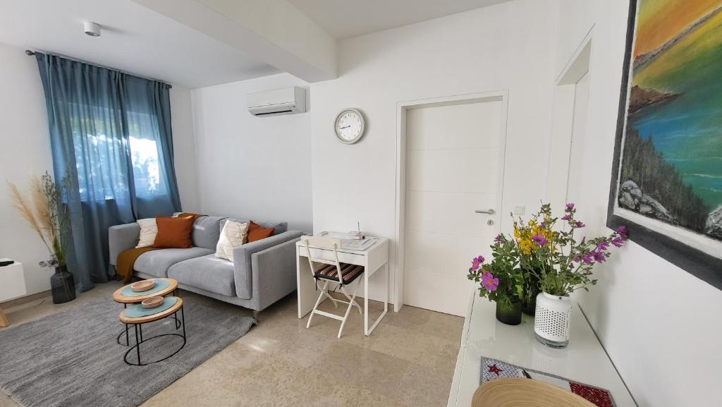 布拉托Korčula - apartman 2, Prigradica - IVAN的客厅配有沙发和桌子