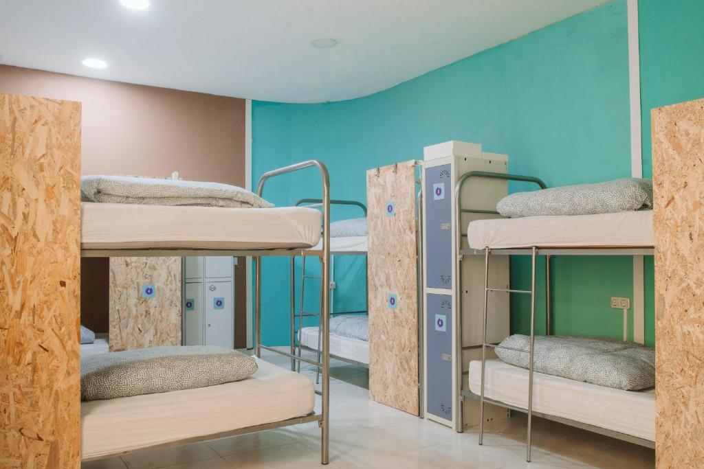 大加那利岛拉斯帕尔马斯KYO Surf Hostel的医院里带四张双层床的房间