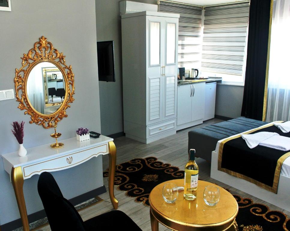 伊斯坦布尔Emirhan Guesthouse & Suites的客厅配有床和带镜子的桌子