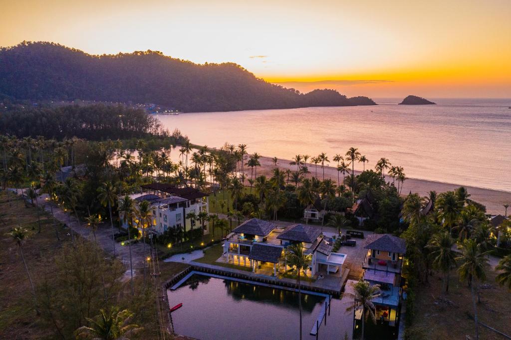 象岛Shambhala Beach Resort的海滩上房屋的空中景致