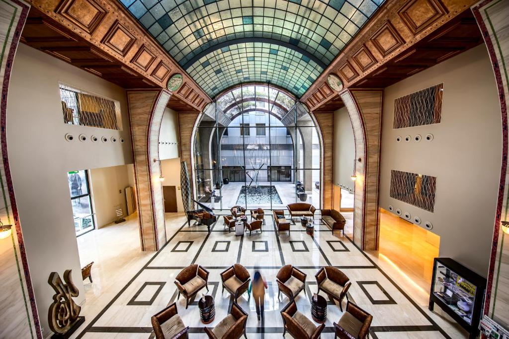 布达佩斯布达佩斯大陆酒店的一间会议室,配有椅子和玻璃天花板
