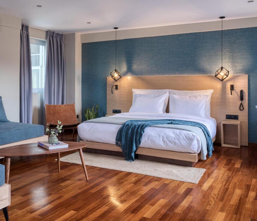 雅典Arcade Hotel Athens的一间卧室设有一张蓝色墙壁的大床