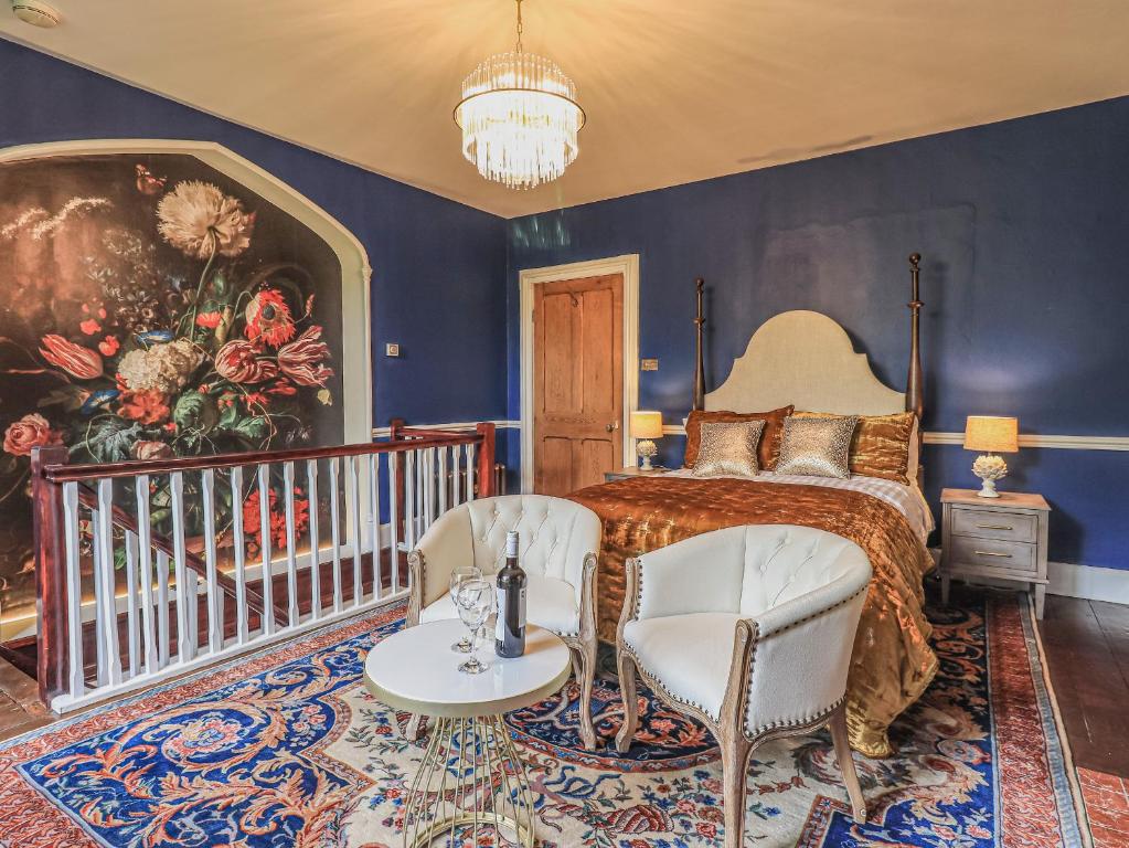 安布尔塞德Wisteria的一间卧室配有一张床和两把椅子