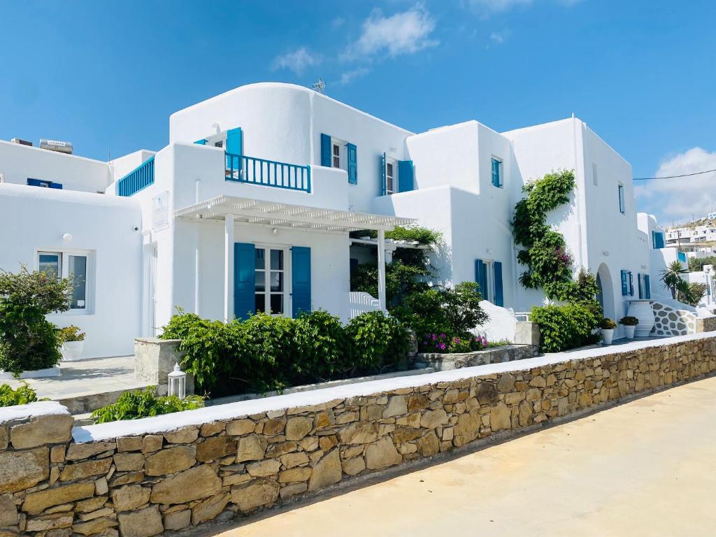 奥诺斯Cyclades Blue的白色的房子,设有蓝色的窗户和石墙