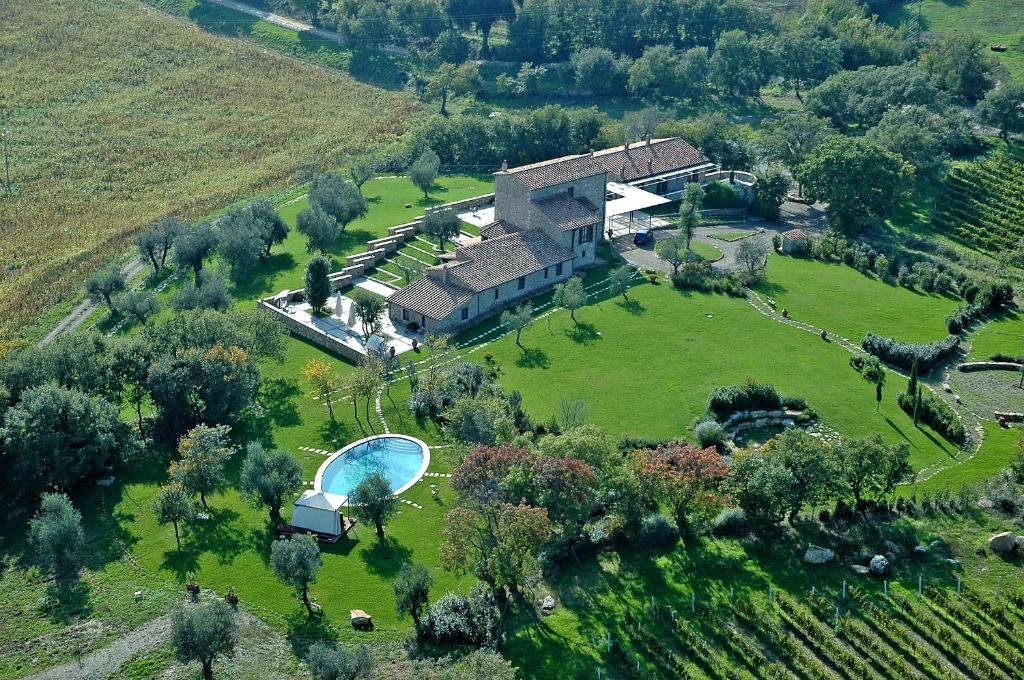 曼恰诺皮亚内提农场酒店的享有带游泳池的大房子的空中景致