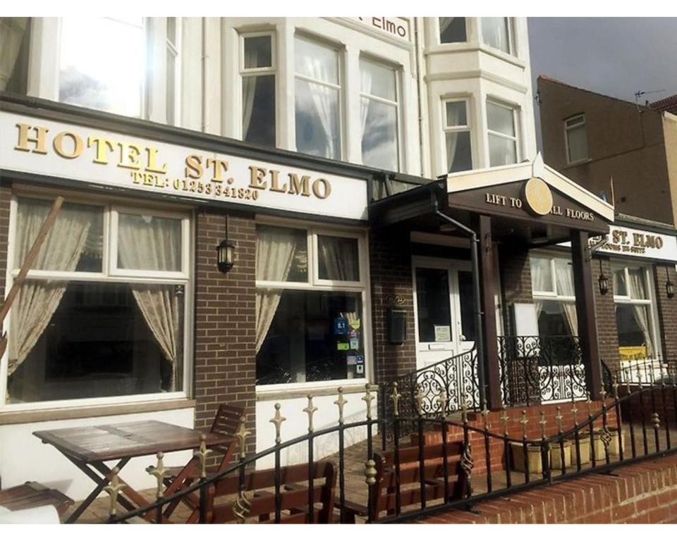 布莱克浦St Elmo Hotel的城市街道上的酒店