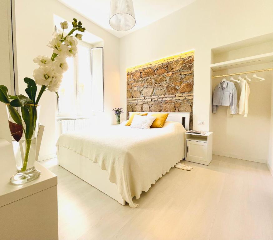罗马The Savoy Suite的一间卧室设有一张床和砖墙