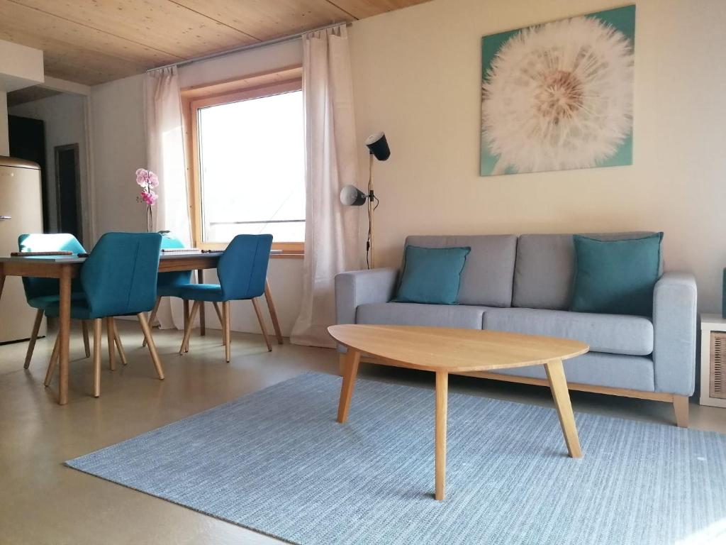 卢塞恩Easy-Living Kriens Apartments的客厅配有沙发和桌子
