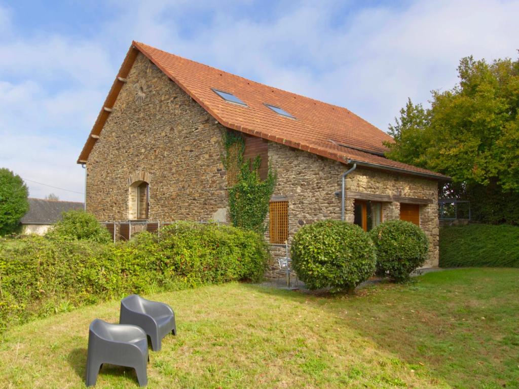 TrocheDordogne et Corrèze vacances BnB的前面有两把椅子的石头房子