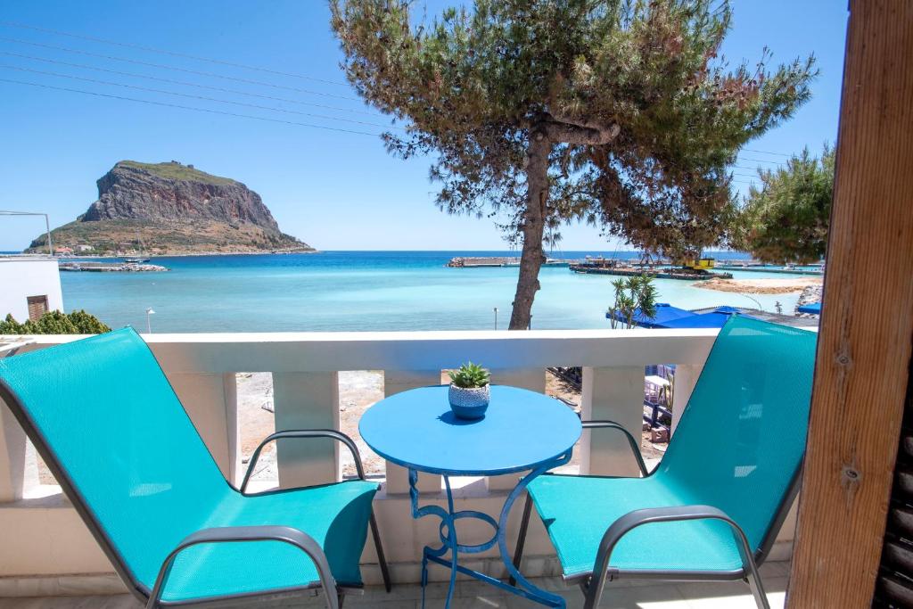 莫奈姆瓦夏埃俄罗斯旅馆的海滩景阳台配有桌椅