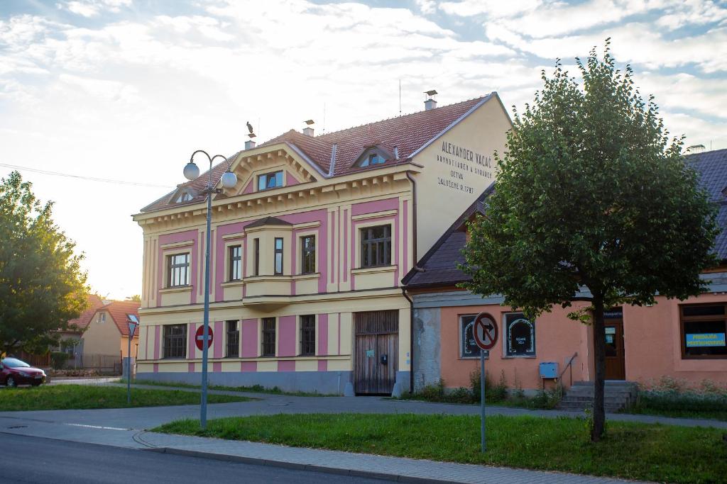 代特瓦Vagačov dom的街道边的粉红色和白色建筑