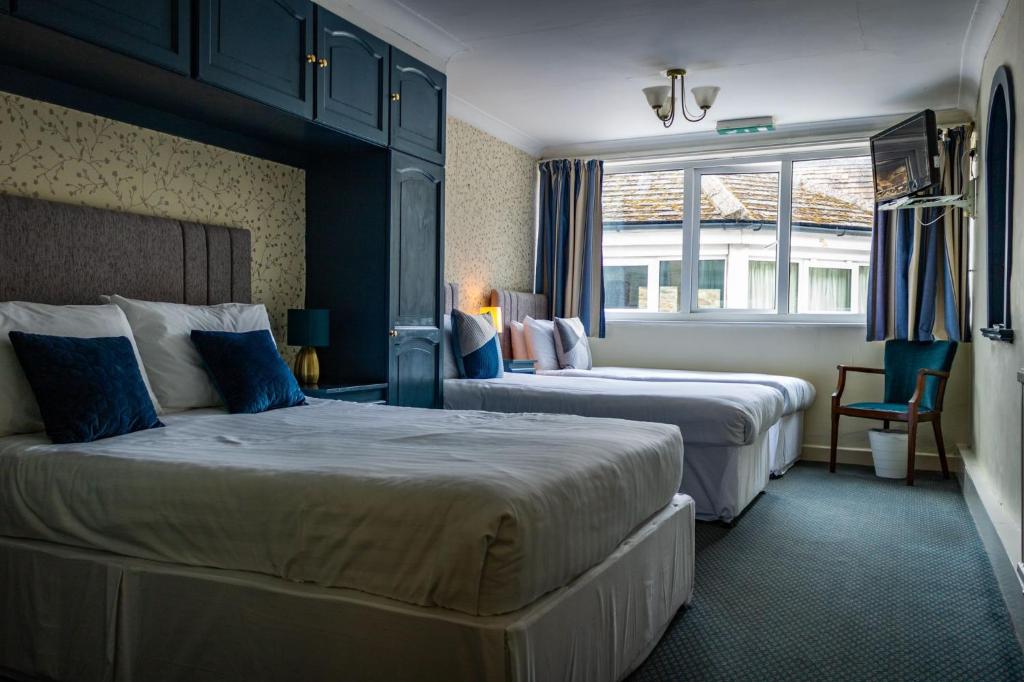 RichmondThe Buck的酒店客房设有两张床和窗户。