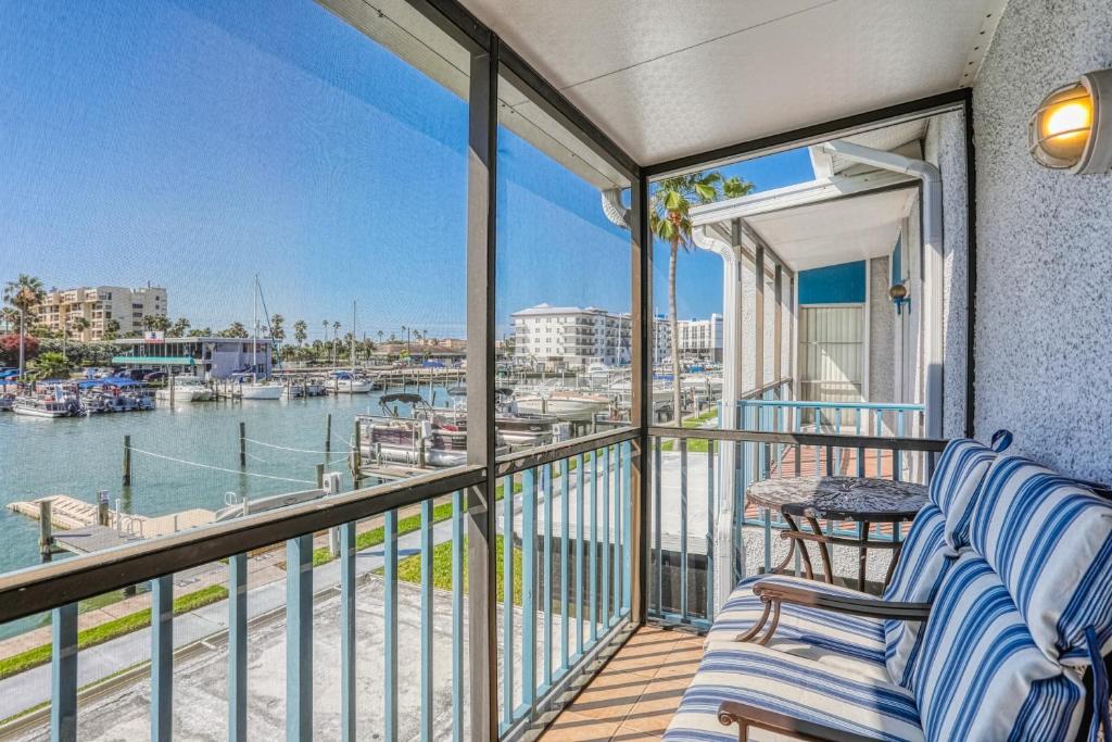 圣徒皮特海滩Dockside Destiny的阳台配有两把椅子,享有码头的景致。