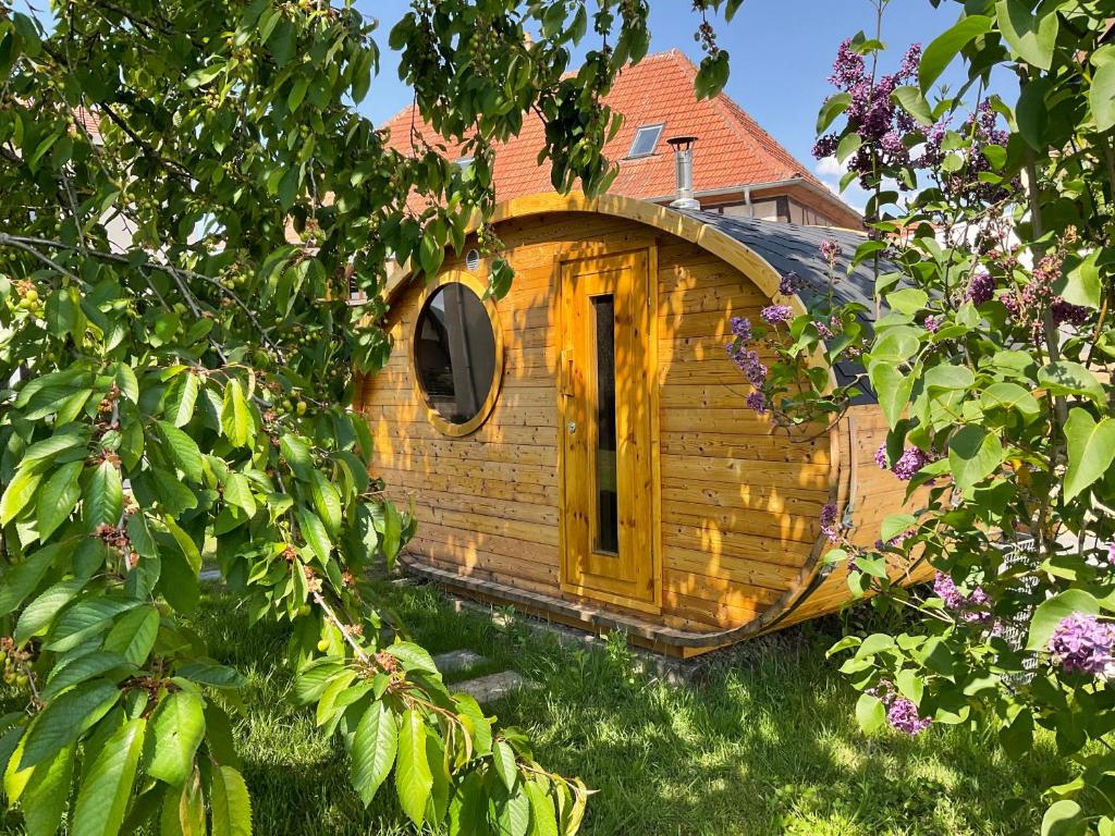 ScherwillerGite Au sauna de l’Aubach的树中间的木狗屋