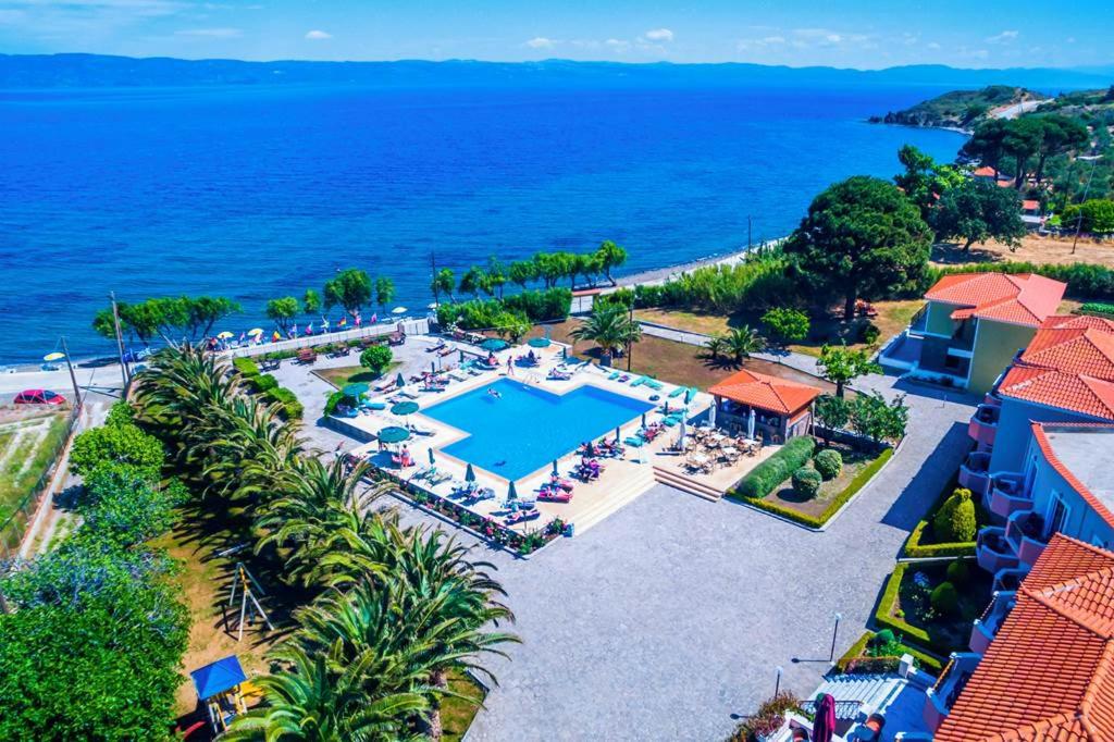 米西姆纳HOTEL BELLA VISTA的享有度假胜地的空中景致,设有游泳池和海洋