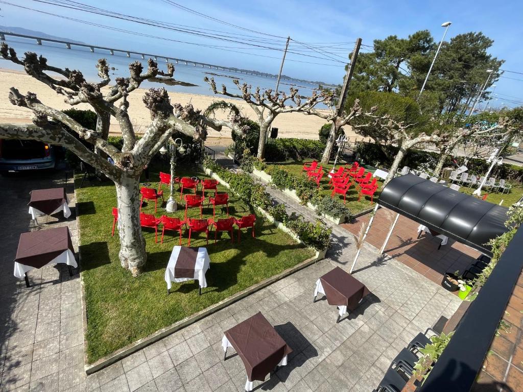 阿罗萨新镇Hostal Restaurante Luz de Luna的享有带桌椅的花园的顶部景致。