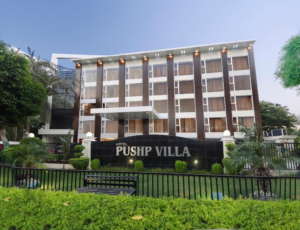 阿格拉Hotel Pushp Villa Agra Taj East Gate的一座带有读过小贴士别墅的标志的建筑