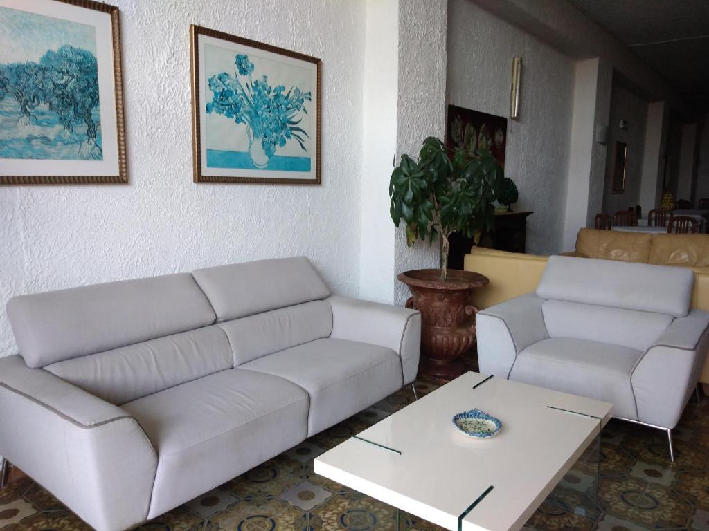 贾迪尼-纳克索斯哥斯达阿祖拉酒店的客厅配有2张白色沙发和1张咖啡桌