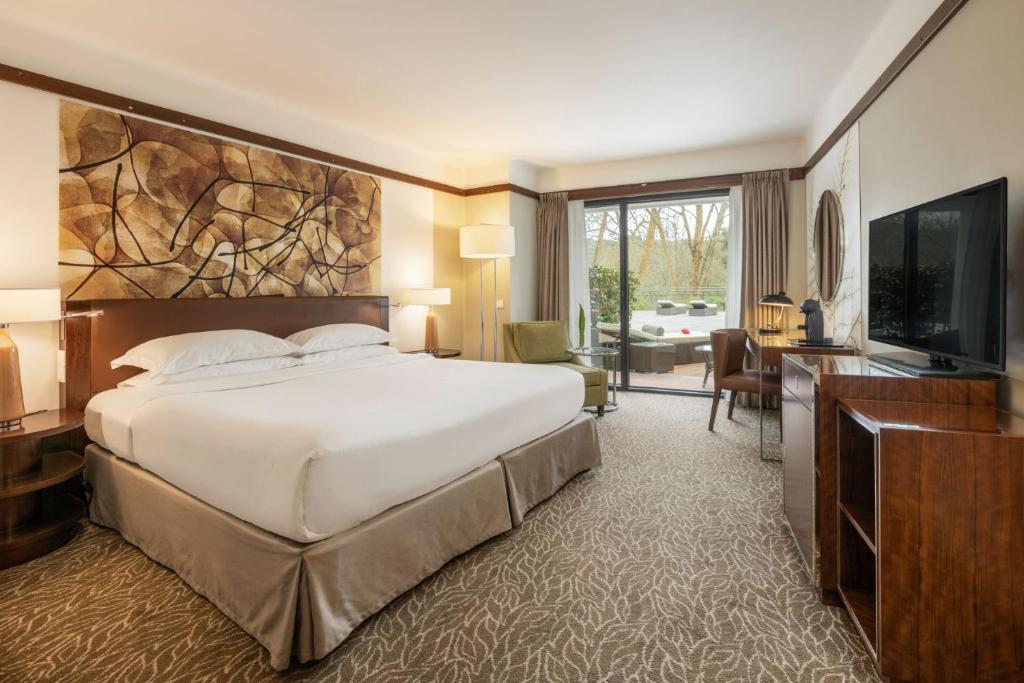 富尔纳斯兵马俑特拉花园酒店的一间卧室配有一张大床和一台平面电视