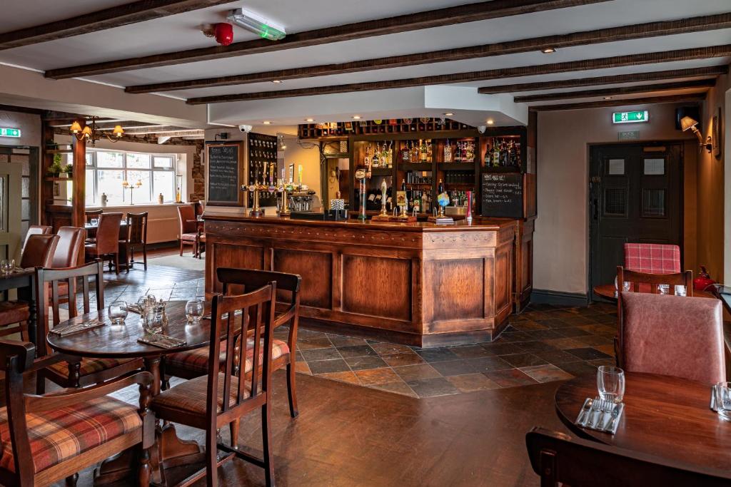EdmondbyersThe Derwent Arms的餐厅设有酒吧和桌椅