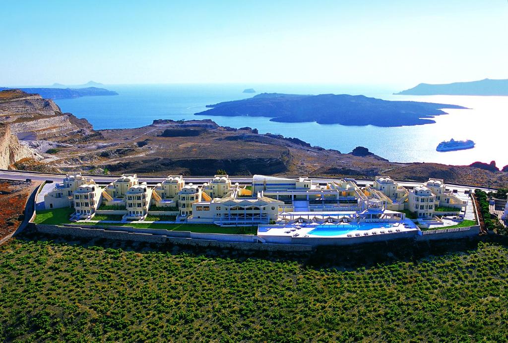 费拉马杰斯缇克酒店的一座大建筑,在海洋前设有一个游泳池