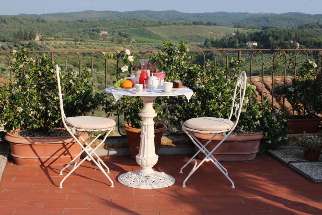佩萨河谷塔瓦内莱特拉兹德尔池昂提酒店的美景庭院内的一张桌子和两把椅子