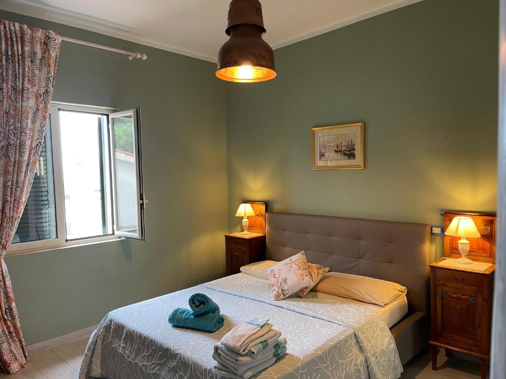 马拉泰亚SUITE Casa MARA & SUITE Casa TEA的一间卧室配有一张床,上面有两条毛巾