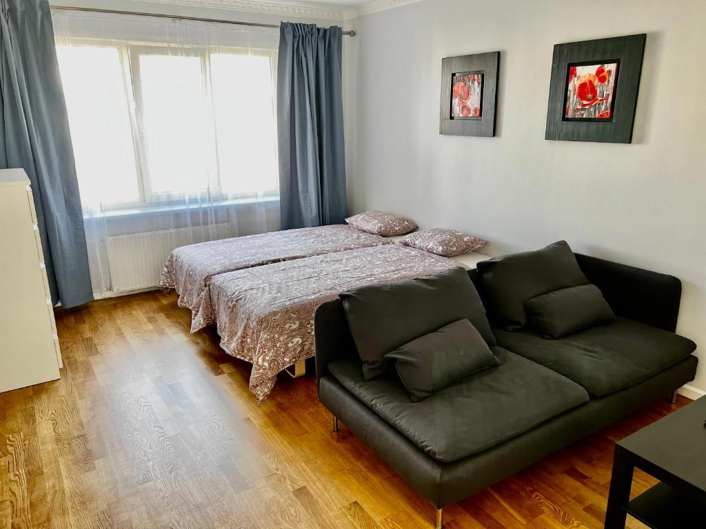 乌克梅尔盖Vilniaus 96 apartments的一间卧室配有一张床和一张沙发